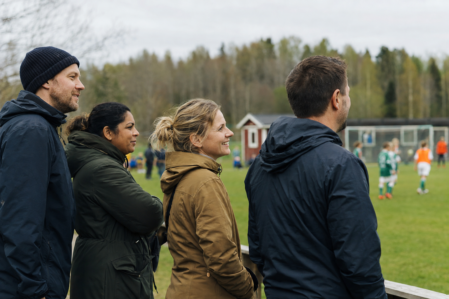 Föräldrar som följer en ungdomsmatch från sidlinjen